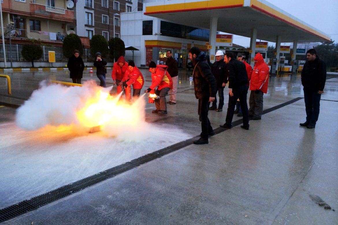 HATIRLI PETROL PERSONELİ yangın söndürme  eğitiminden görüntüler.
