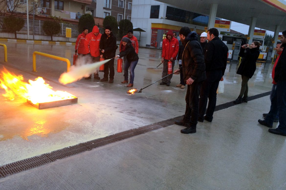 HATIRLI PETROL PERSONELİ yangın söndürme  eğitiminden görüntüler.