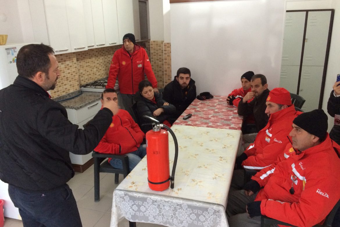 HATIRLI PETROL PERSONELİ yangın söndürme  eğitiminden görüntüler.